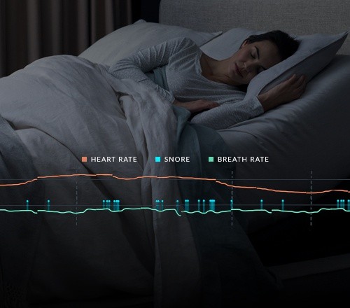 Woman sleeping soundly and elevated while Sleeptracker-AI analyzes her breathing, heart rate and snoring